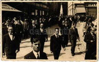 Brassó, Kronstadt, Brasov; Piac tér, ünnepség, felvonulás, J.L. & A. Hesshaimer, August Gross és Karl Essigmann üzlete / square, festival procession, shops. Julietta Springer photo (EB)