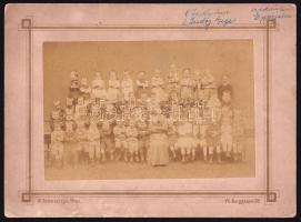 cca 1890 Óvodások csoportképe, köztük két Zsidy gyermek, kartonra kasírozott fotó, 10,5×16 cm