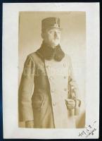 1918 Magyar katonatiszt karddal, téli öltözetben, babmérőben; I. világháborús fotó, 11,5x8,5 cm