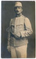 1915 Magyar katonatiszt (főhadnagy) egészalakos portréja, I. világháborús fotólap, hátoldalán saját kezűleg feliratozva, datálva, 13,5x8 cm