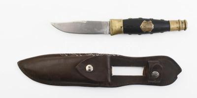 Míves tőr-kés, fém veretekkel borított fa nyéllel, bőr tokban, Scout (?) jelzéssel a pengén, h: 23 cm