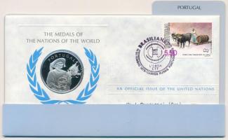 ENSZ 1979. A Világ nemzeteinek emlékérmei - Portugália Ag emlékérem megcímzett érmés borítékon elsőnapi bélyegzős bélyeggel, hátoldali tanúsítvánnyal, ismertetővel (~12g/0.925/32mm) T:PP United Nations 1979. The Medals of the Nations of the World - Portugal Ag commemorative medallion in envelope with first day of issue stamp and certificate (~12g/0.925/32mm) C:PP