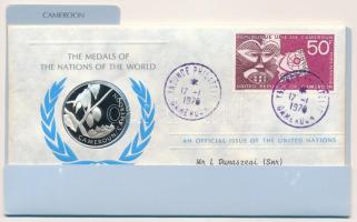 ENSZ 1978. A Világ nemzeteinek emlékérmei - Kamerun Ag emlékérem megcímzett érmés borítékon elsőnapi bélyegzős bélyeggel, hátoldali tanúsítvánnyal, ismertetővel (~12g/0.925/32mm) T:PP United Nations 1978. The Medals of the Nations of the World - Cameroon Ag commemorative medallion in envelope with first day of issue stamp and certificate (~12g/0.925/32mm) C:PP