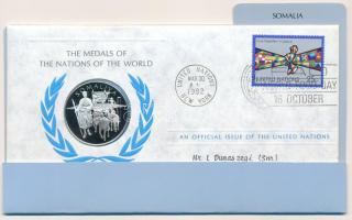 ENSZ 1981. A Világ nemzeteinek emlékérmei - Szomália Ag emlékérem megcímzett érmés borítékon elsőnapi bélyegzős bélyeggel, hátoldali tanúsítvánnyal, ismertetővel (~12g/0.925/32mm) T:PP United Nations 1981. The Medals of the Nations of the World - Somalia Ag commemorative medallion in envelope with first day of issue stamp and certificate (~12g/0.925/32mm) C:PP