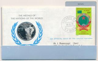 ENSZ 1976. A Világ nemzeteinek emlékérmei - Benin Ag emlékérem megcímzett érmés borítékon elsőnapi bélyegzős bélyeggel, hátoldali tanúsítvánnyal, ismertetővel (~12g/0.925/32mm) T:PP United Nations 1976. The Medals of the Nations of the World - Benin Ag commemorative medallion in envelope with first day of issue stamp and certificate (~12g/0.925/32mm) C:PP