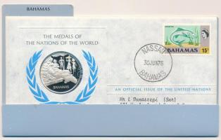 ENSZ 1976. A Világ nemzeteinek emlékérmei - Bahamák Ag emlékérem megcímzett érmés borítékon elsőnapi bélyegzős bélyeggel, hátoldali tanúsítvánnyal, ismertetővel (~12g/0.925/32mm) T:PP United Nations 1976. The Medals of the Nations of the World - Bahamas Ag commemorative medallion in envelope with first day of issue stamp and certificate (~12g/0.925/32mm) C:PP
