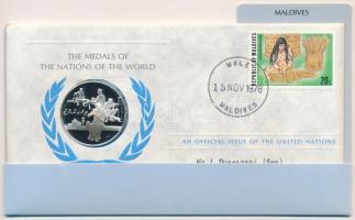 ENSZ 1978. A Világ nemzeteinek emlékérmei - Maldív-szigetek Ag emlékérem megcímzett érmés borítékon elsőnapi bélyegzős bélyeggel, hátoldali tanúsítvánnyal, ismertetővel (~12g/0.925/32mm) T:PP United Nations 1978. The Medals of the Nations of the World - Maldives Ag commemorative medallion in envelope with first day of issue stamp and certificate (~12g/0.925/32mm) C:PP