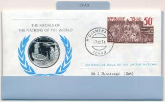 ENSZ 1976. A Világ nemzeteinek emlékérmei - Csád Ag emlékérem megcímzett érmés borítékon elsőnapi bélyegzős bélyeggel, hátoldali tanúsítvánnyal, ismertetővel (~12g/0.925/32mm) T:PP United Nations 1976. The Medals of the Nations of the World - Chad Ag commemorative medallion in envelope with first day of issue stamp and certificate (~12g/0.925/32mm) C:PP