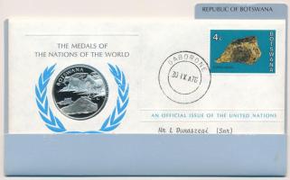 ENSZ 1976. A Világ nemzeteinek emlékérmei - Botswana Ag emlékérem megcímzett érmés borítékon elsőnapi bélyegzős bélyeggel, hátoldali tanúsítvánnyal, ismertetővel (~12g/0.925/32mm) T:PP United Nations 1976. The Medals of the Nations of the World - Botswana Ag commemorative medallion in envelope with first day of issue stamp and certificate (~12g/0.925/32mm) C:PP