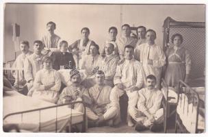 1915 Segesvár, Schässburg, Sighisoara; Osztrák-magyar katonai kórház sebesültekkel és ápolónőkkel / WWI K.u.k. military hospital, injured soldiers and nurses. photo