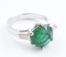 Ezüst(Ag) gyűrű zöld kővel, jelzett, méret: 51, bruttó: 4 g
