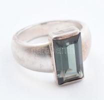 Ezüst(Ag) gyűrű zöld kővel, jelzett, állítható méret: 59, bruttó: 9,2 g