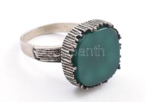 Ezüst(Ag) gyűrű zöld kővel, jelzett, méret: 57, bruttó: 7,7 g
