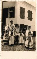 Szászújfalu, Neudorf, Noul, Nou (Veresmart, Rosia); Familie saseasca din Noul / Sächs. Bauernfamilie aus Neudorf / Szász parasztcsalád / Transylvanian Saxon folklore. Foto orig. E. Fischer 155. 1938.