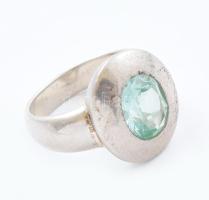 Ezüst(Ag) gyűrű zöld kővel, jelzett, méret: 58, bruttó: 7,4 g