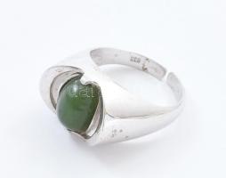 Ezüst(Ag) gyűrű zöld kővel, jelzett, állítható méret: 54, bruttó: 5,8 g