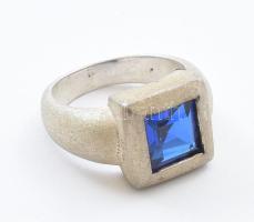 Ezüst(Ag) gyűrű kék kővel, jelzett, méret: 57, bruttó: 7,6 g