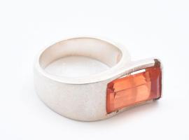 Ezüst(Ag) gyűrű narancssárga kővel, jelzett, méret: 57, bruttó: 10,6 g