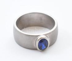 Ezüst(Ag) gyűrű kék kővel, jelzett, méret: 60, bruttó: 10,7 g