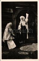 1971 Romania, Paysannes des Carpathes / Bäuerinnen aus den Karpathen / Peasant women from the Cartpahians, Romanian folklore (small tear)