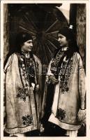 Romania, Jeunes filles de Transylvanie / Mädchen aus Siebenbürgen / Erdélyi folklór, paraszt leányok / Peasant girls from Transylvania, Romanian folklore (b)