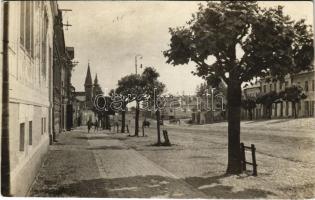 Szászrégen, Reghin; Kereszt utca, templomok / street view, churches. Georg Heiter photo (vágott / cut)