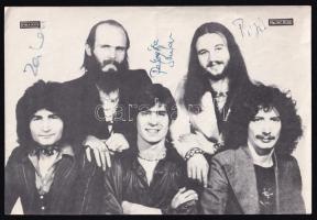 A Piramis együttes tagjai által aláírt kép, Révész Sándor (1953-), Závodi János (1947-), Köves Miklós (1949-) autográf aláírásaival, 13,5x20 cm