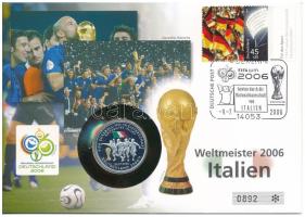 Németország 2006. FIFA Labdarúgó Világbajnokság, Németország Ag emlékérem megcímzett érmés borítékon, elsőnapi bélyegzős bélyeggel, hátoldali tanúsítvánnyal, ismertetővel (~10g/0.925/30mm) T:PP patina Germany 2006. FIFA Football World Cup, Germany Ag commemorative medallion in envelope with first day of issue stamp and certificate (~10g/0.925/30mm) C:PP patina