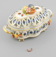 Sevres áttört bonbonier, porcelán, plasztikus díszítményekkel, jelzett, kis sérüléssel, 1900 körül, 26x15x16 cm