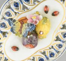 Sevres áttört bonbonier, porcelán, plasztikus díszítményekkel, jelzett, kis sérüléssel, 1900 körül, ...