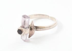 Ezüst (Ag) lila köves gyűrű, jelzett, méret: 45, bruttó: 2,9 g