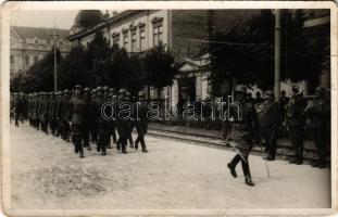 1938 Kassa, Kosice; bevonulás a Klobusiczky utcán, szemben a Magyar Kir. Államvasutak palotája / entry of the Hungarian troops, soldiers. photo (fa)