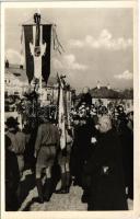 1938 Léva, Levice; Ipolyság által Léva városának adományozott országzászló ünneplése, bevonulás, cserkészek. Hajdu felvétele / flag ceremony, entry of the Hungarian troops, boy scouts