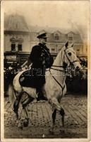 1938 Kassa, Kosice; Vitéz nagybányai Horthy Miklós Magyarország kormányzója fehér lovon, bevonulás, háttérben Friedman üzlete / entry of the Hungarian troops, Horthy on white horse, shop (fl)