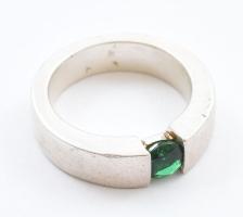 Ezüst (Ag) zöld köves gyűrű, jelzett, méret: 59, bruttó: 13 g