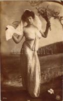 1906 Finoman erotikus húsvéti hölgy / Gently erotic Easter lady. NPG 514/1.