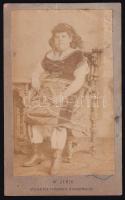 cca 1870 kövér lány portréja, keményhátú fotó W. Jerie (Carlsbad/Karlsbad/Kalrovy Vary) műterméből, kissé sérült, 10,5x6,5 cm