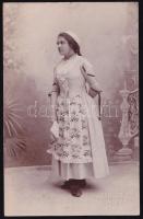 1904 Lány magyaros viseletben, postázott fotólap Friedery Albert győri műterméből. 13,5x9 cm.