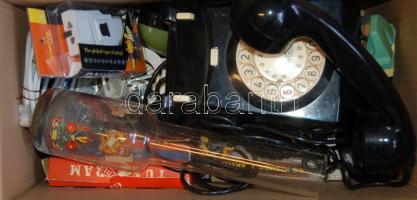 Nagy doboz bolhapiac tétel, benne: Villanyszerelési és áramköri tételek (kábelek, elosztók, biztosítékok, átalakítók, stb..), 2db régi tárcsás telefon, pálinkás üveg és egy játékautó a 70-es évekből