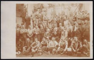 cca 1910-20 Gyári munkások csoportkép, fotólap, jelzés nélkül. 9x14 cm.