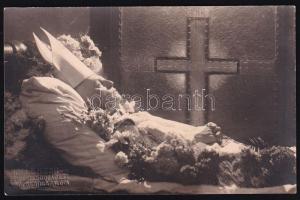 cca 1910-20 Halott pap a ravatalon, Hollenzer, Bp. felvétele, szárazpecséttel jelzett fotólap, 9x14 cm.