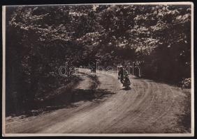 cca 1930-40 Motorverseny beazonosítandó magyarországi helyszínen, jelzés nélküli fotó, 8,5x12 cm
