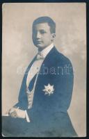 cca 1910-12 József Ferenc főherceg (1895-1957) portréja kitüntetéssel, jelzés nélküli fotó, bal sarkaiban apró törésnyomokkal, 19x12 cm