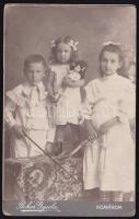 cca 1910 Gyerekek, három testvér játékokkal, keményhátú fotó Bokor Gyula komáromi műterméből, hátoldalán Budapest bélyegzéssel és nevesített, 16x10 cm