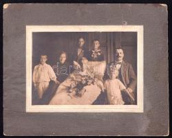 1918 Család egy halálosan beteg ember körül, hátoldalán feliratozott keményhátú fotó, jelzés nélkül, 20x24,5 cm