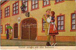 "Várlak minden este édes kedvesem..." Magyar katonai művészlap / Hungarian military art postcard, soldier with lady s: Kluka (fa)