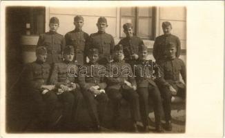 Magyar katonák csoportja / Hungarian military, group of soldiers. photo (vágott / cut)