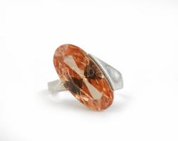 Ezüst (Ag) gyűrű, narancsszínű kővel ékítve, jelzett, m: 55, bruttó: 8,2 g