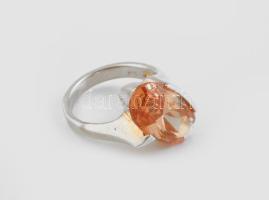 Ezüst (Ag) gyűrű, narancsszínű kővel ékítve, jelzett, m: 55, bruttó: 8,2 g