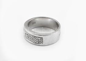 Ezüst (Ag) gyűrű, cirkóniával ékítve, jelzett, m: 58, bruttó: 7,4g